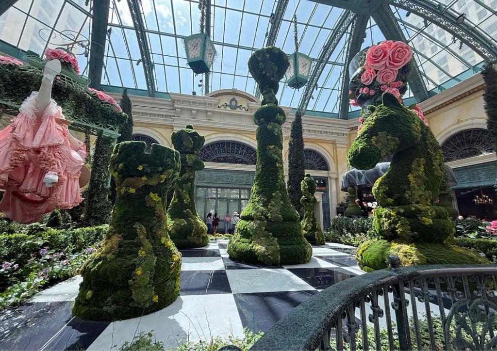 Sculptures végétales en forme de pièces d’échec dans le Bellagio Conservatory & Botanical Gardens à Las Vegas.