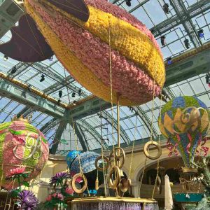 Montgolfières géantes en fleurs suspendues au plafond du Bellagio Conservatory à Las Vegas