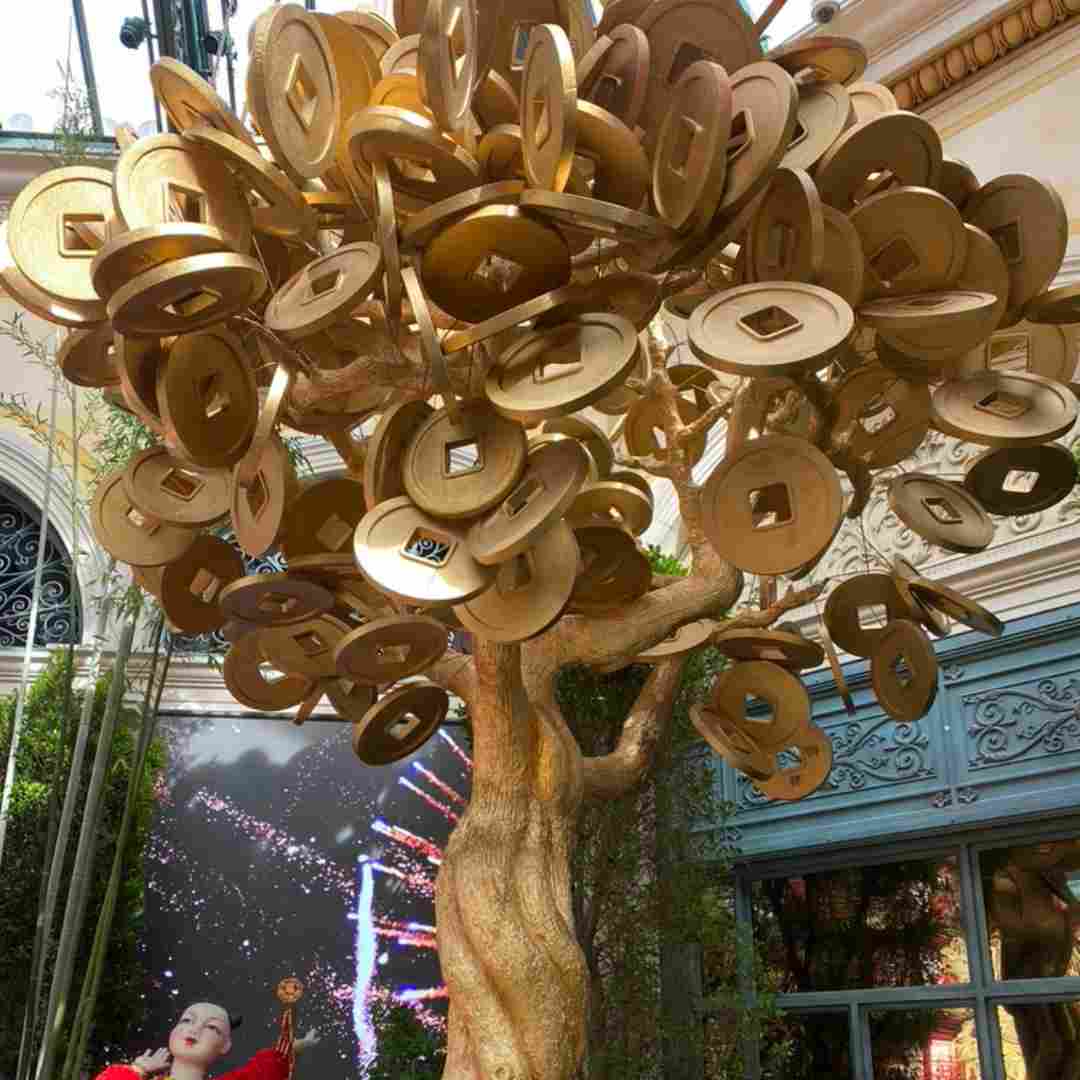 Arbre décoratif composé de pièces dorées suspendues dans les airs au Bellagio Conservatory à Las Vegas.