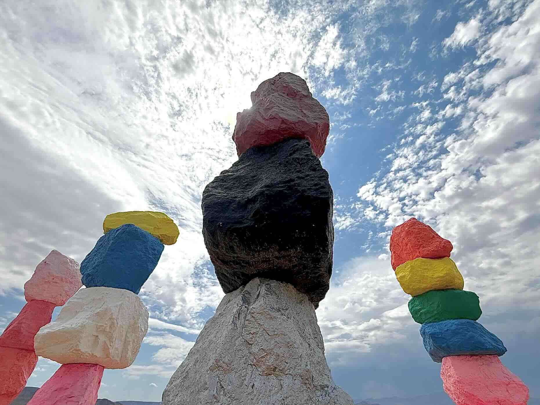 Colonne noire et rouge de Seven Magic Mountains avec autres sculptures colorées en arrière-plan – Las Vegas – USA
