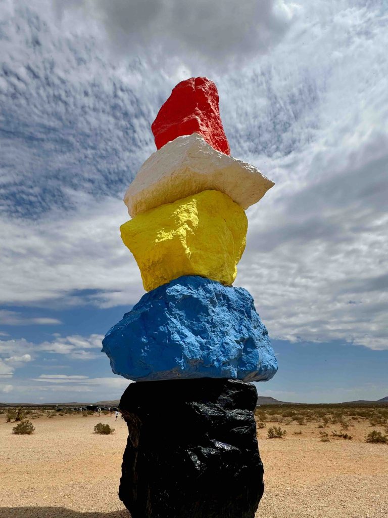 Colonne colorée de Seven Magic Mountains – Las Vegas – USA
