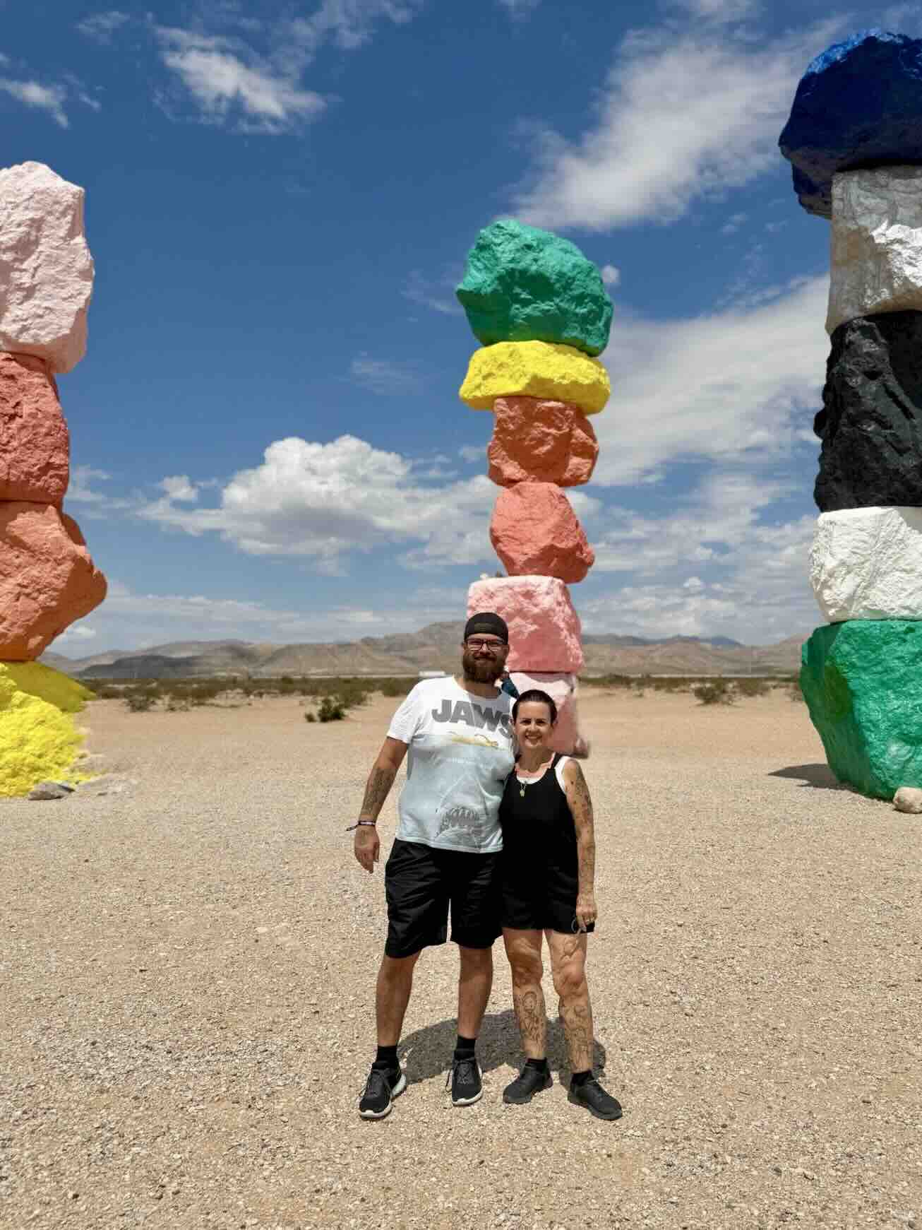 Yohan et Cindy Jardin au centre des colonnes de Seven Magic Mountains – Las Vegas
