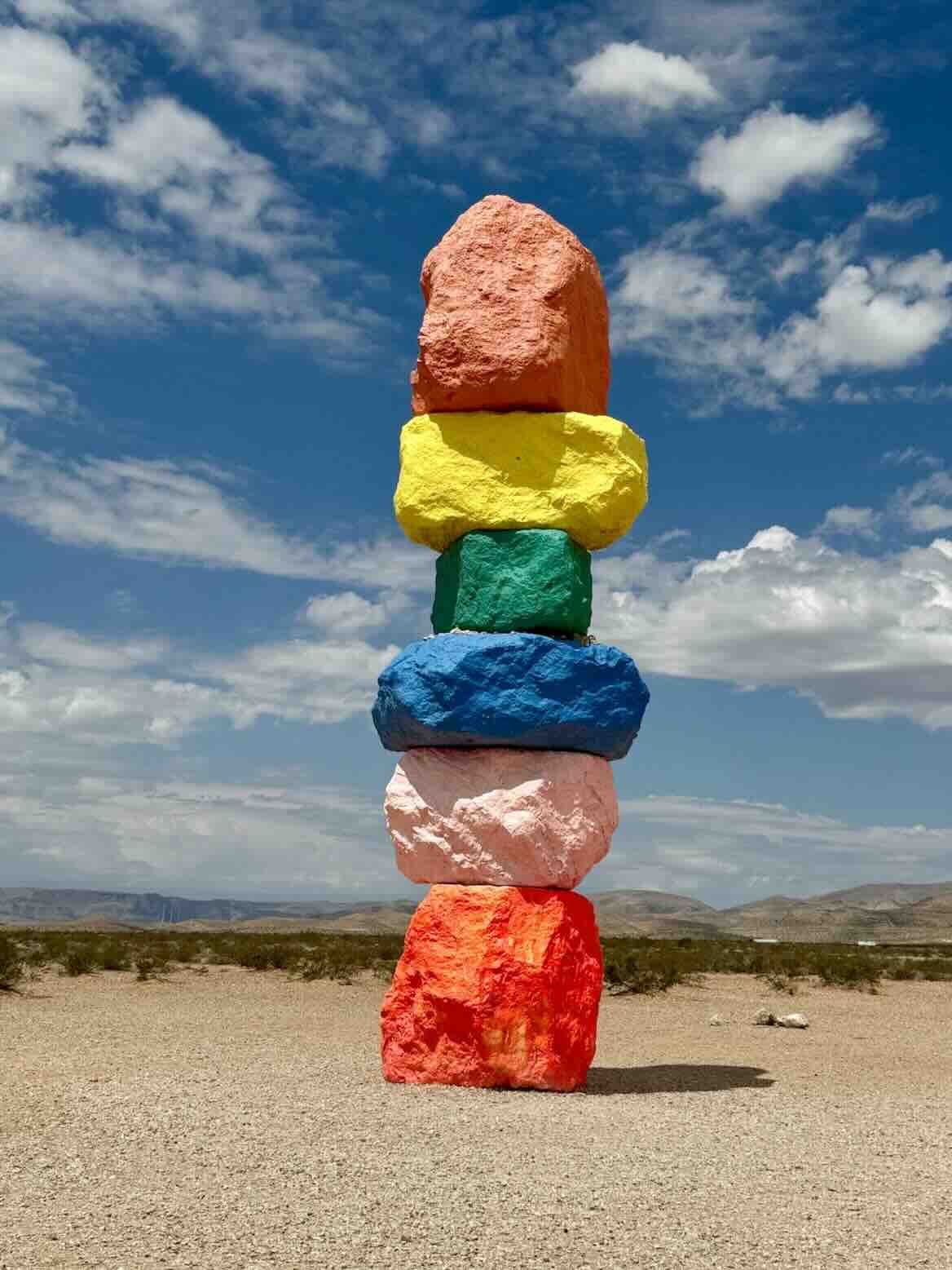 Colonne multicolore de Seven Magic Mountains dans le désert du Nevada – Las Vegas – USA – œuvre d’Ugo Rondinone