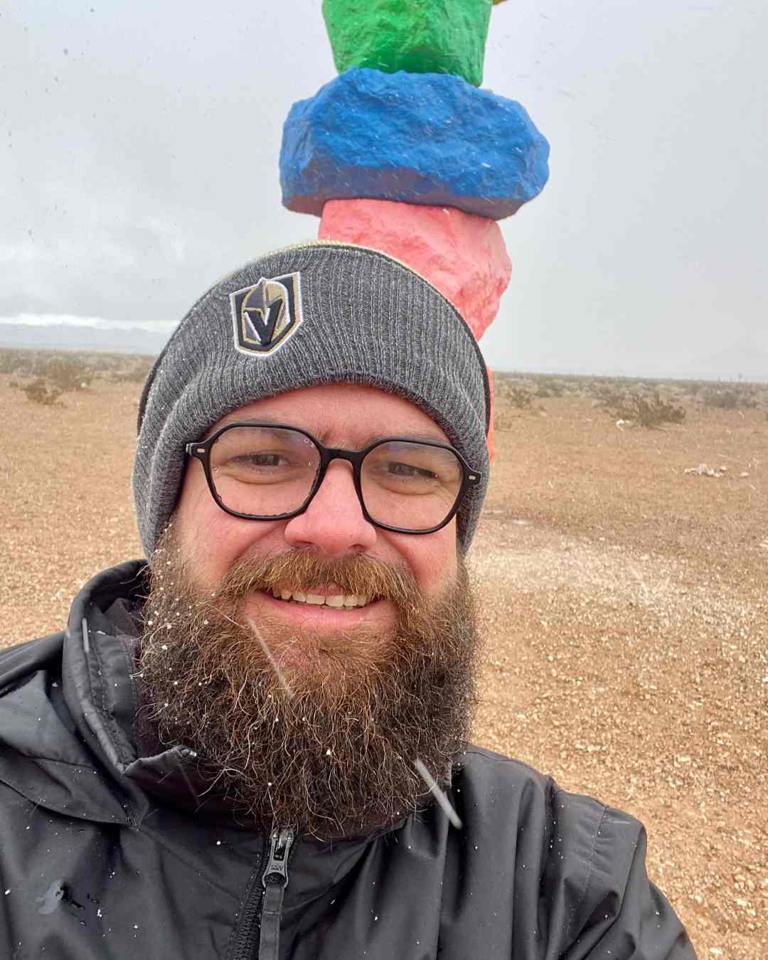 Selfie de Yohan Jardin à Seven Magic Mountains sous la neige – Las Vegas – USA