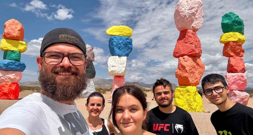 Yohan, Cindy, Kylian, Wyatt et Lola Jardin devant les sculptures colorées Seven Magic Mountains à Las Vegas – activité gratuite par Ugo Rondinone