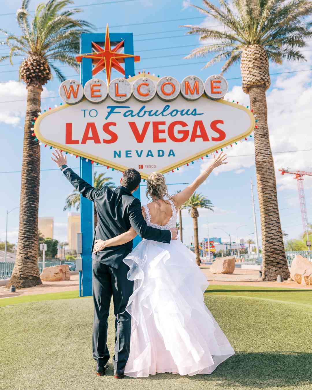 Couple de mariés célébrant leur union devant le célèbre panneau « Welcome to Fabulous Las Vegas » – Crédit photo Pretty Day