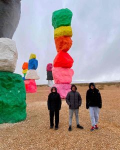 Kylian, Wyatt et Lola Jardin devant Seven Magic Mountains – activité gratuite à Las Vegas