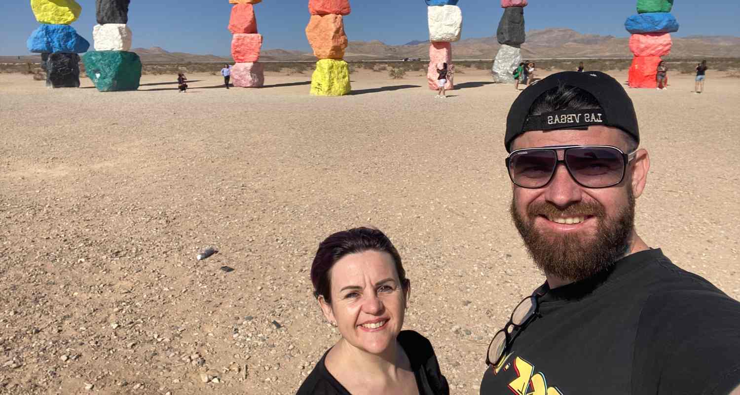 Cindy et Yohan devant les piliers colorés de seven magic mountains