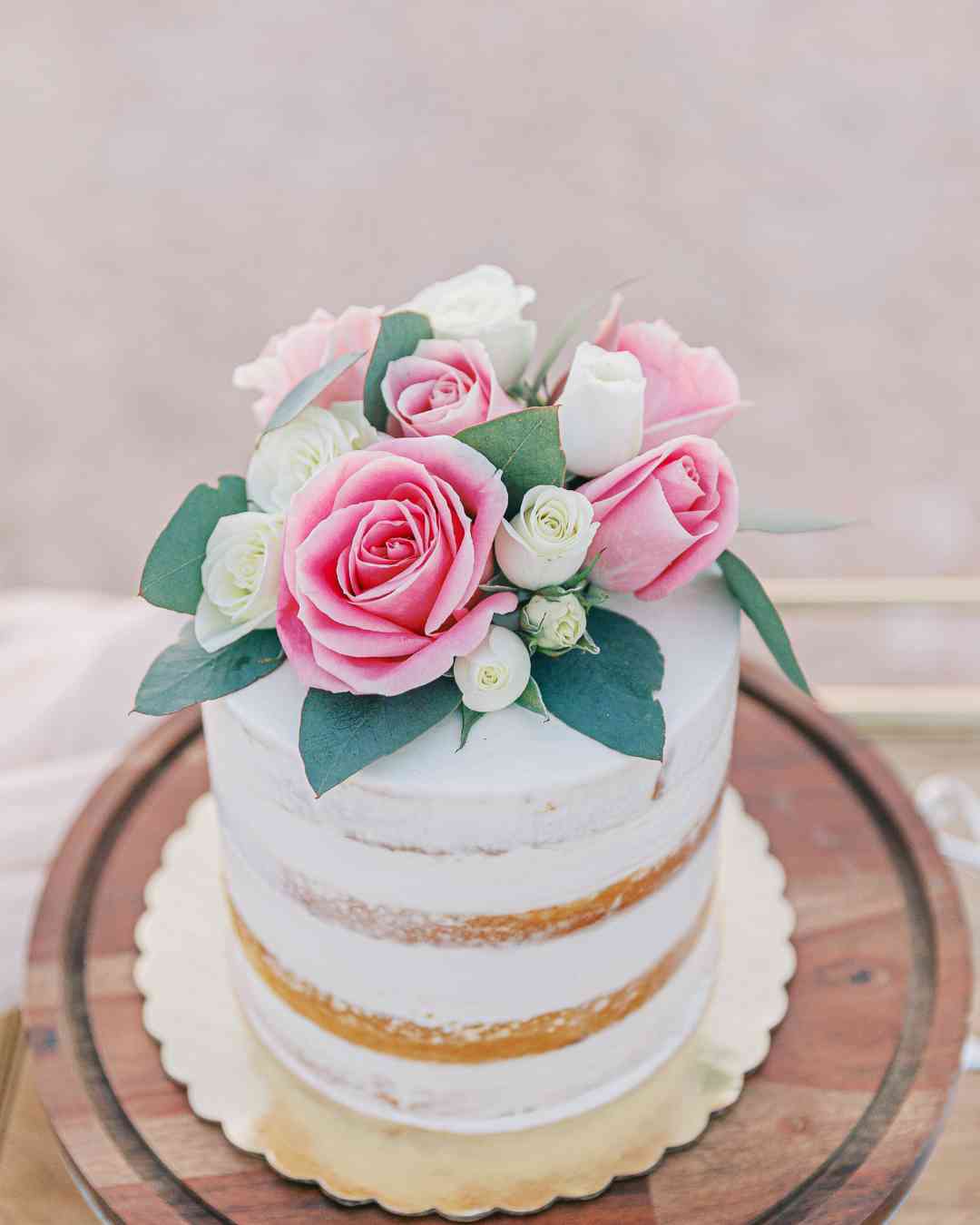 Gâteau de mariage à Las Vegas avec fleurs roses et blanches – USA