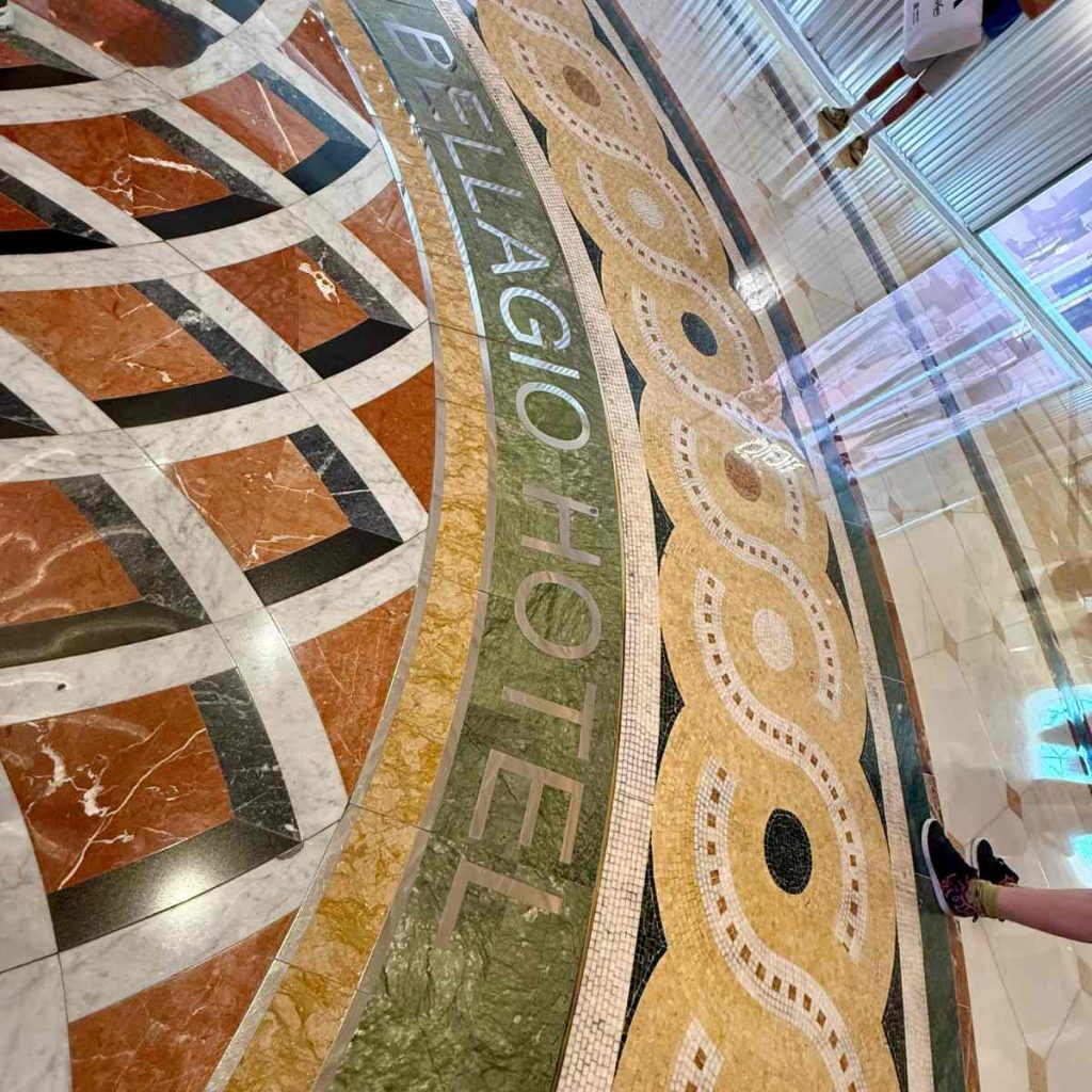 Mosaïque colorée avec inscription Bellagio Hotel à l’entrée