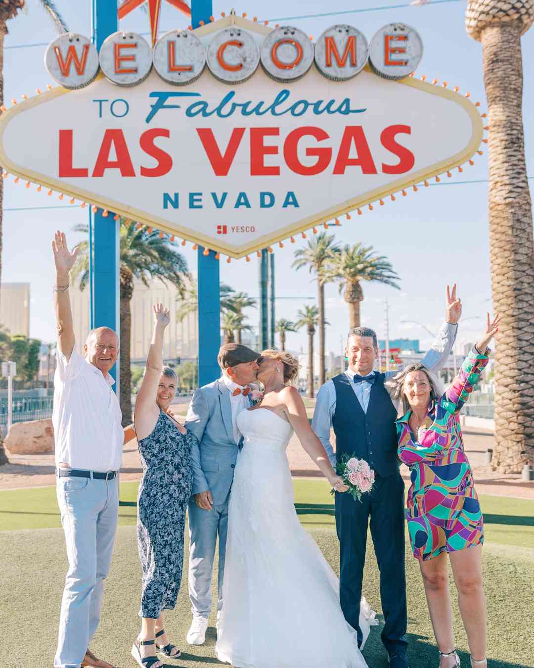 Mariage célébré devant le panneau “Welcome to Fabulous Las Vegas” entouré de proches – Crédit photo Pretty Day