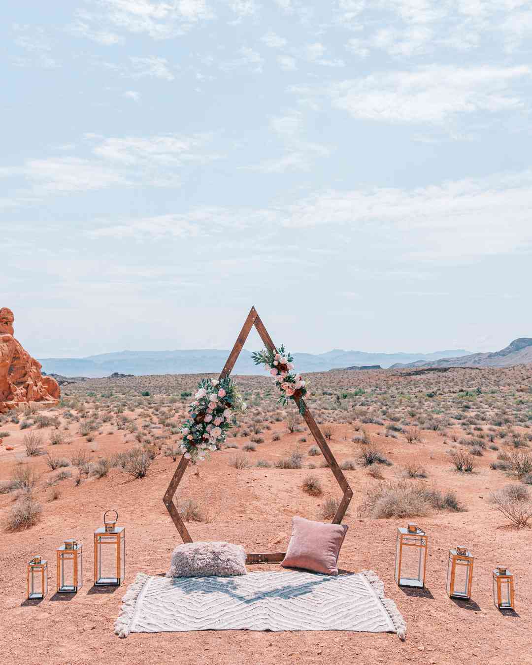 rche géométrique décorée de fleurs dans le désert avec lanternes dorées