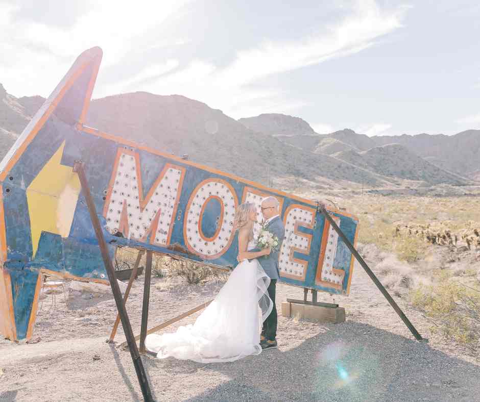 Mariage dans le désert du Nevada devant une enseigne vintage de motel