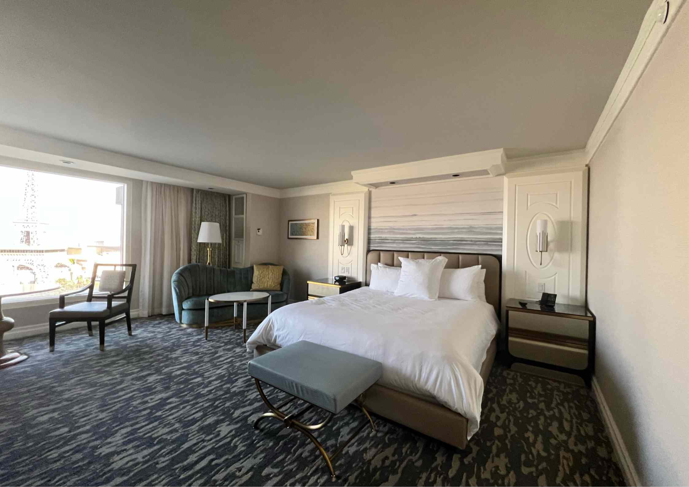 Chambre spacieuse du Bellagio avec lit king et coin salon, vue sur le Strip