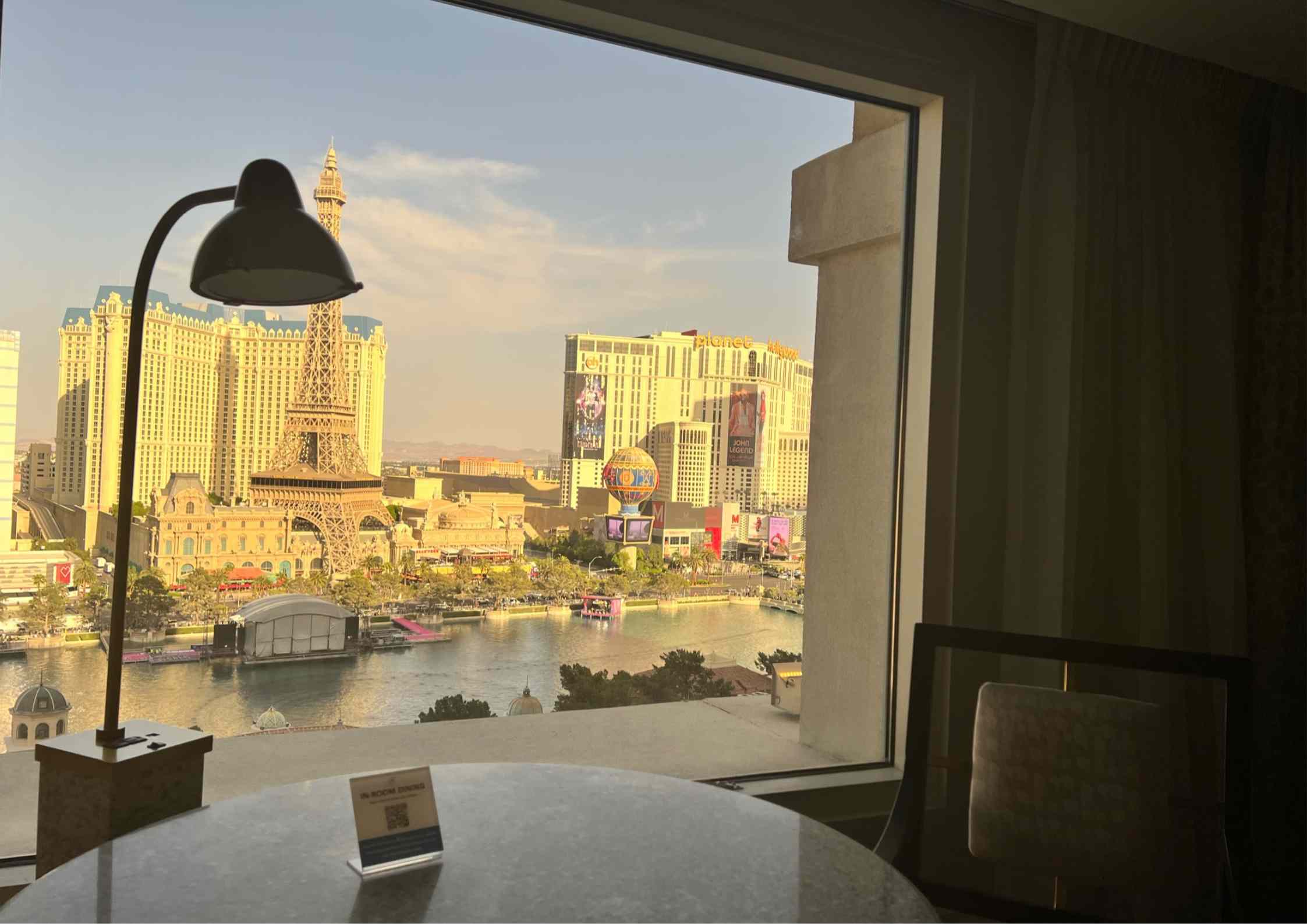 Vue du Strip depuis la fenêtre d’une chambre du Bellagio, avec Tour Eiffel.