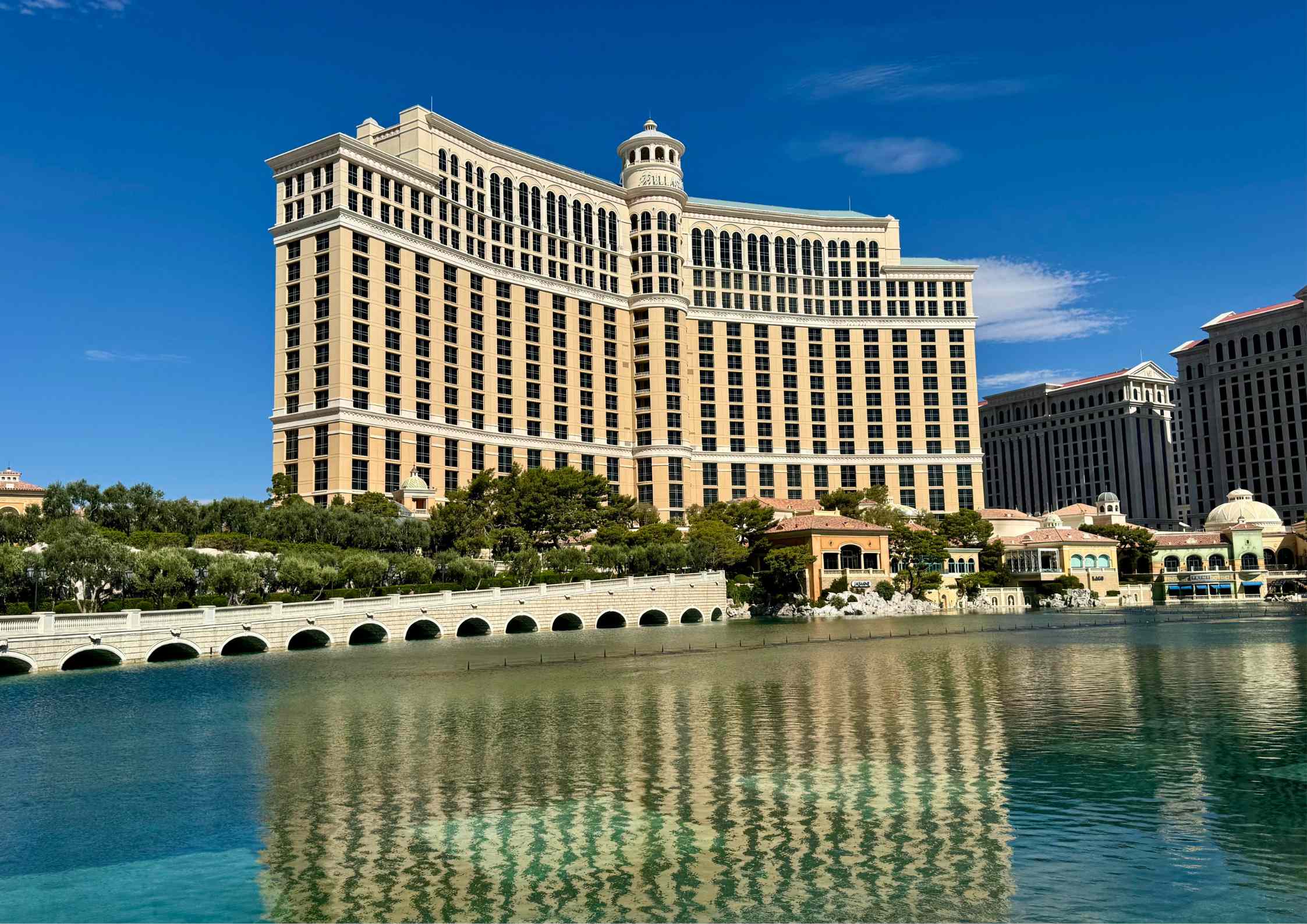 Façade du Bellagio avec son lac, ciel bleu en arrière‑plan