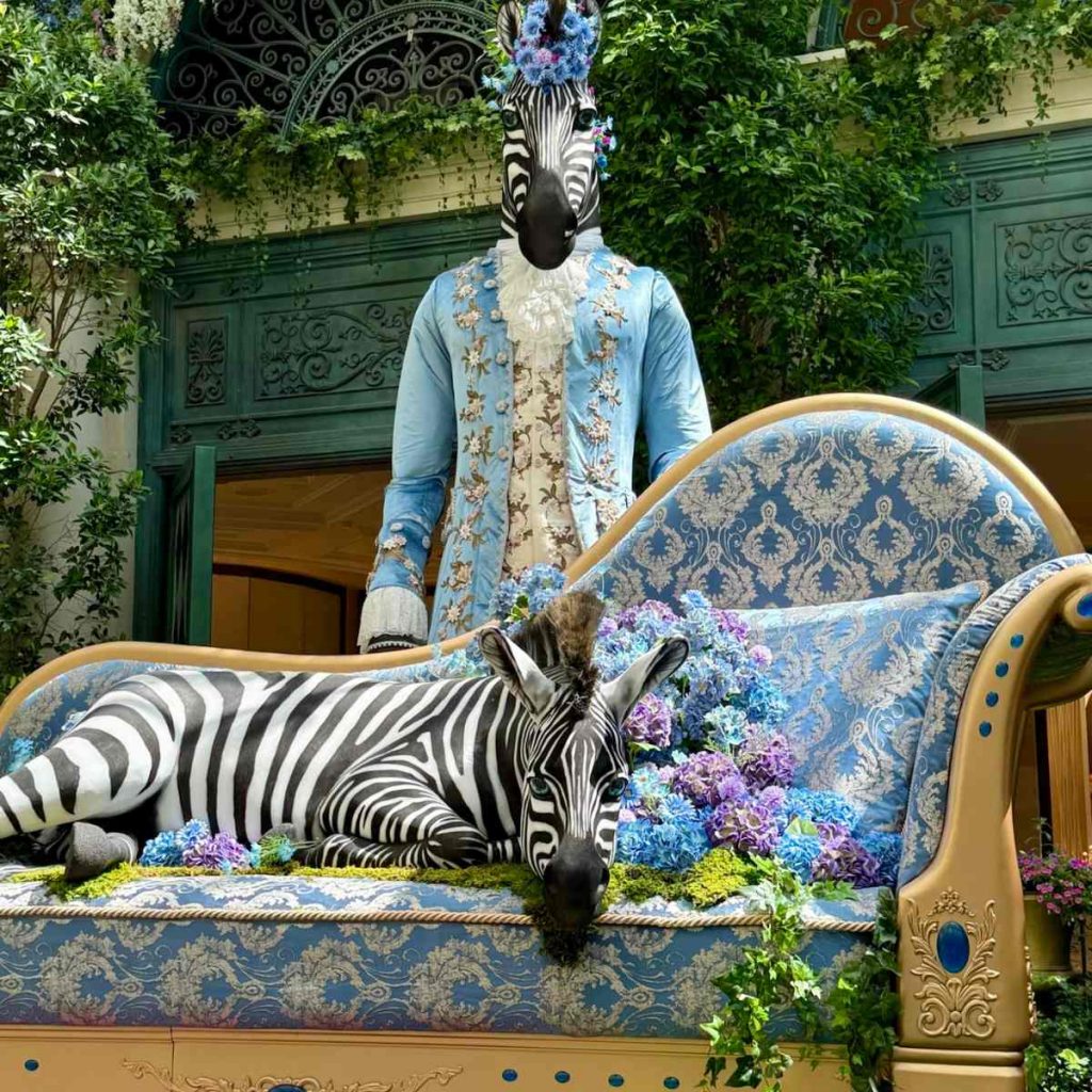 Sculpture artistique d’un zèbre en costume d’époque au Bellagio Conservatory, Las Vegas