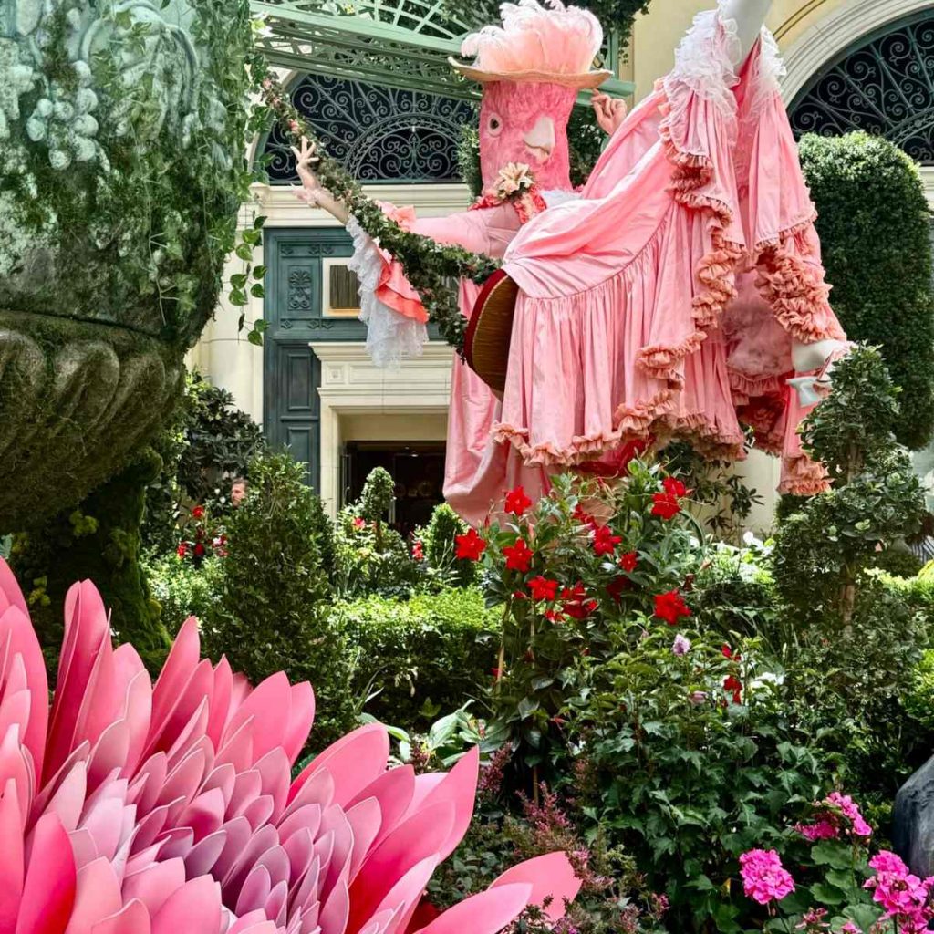 Installation florale d’un personnage en robe rose au Bellagio Conservatory