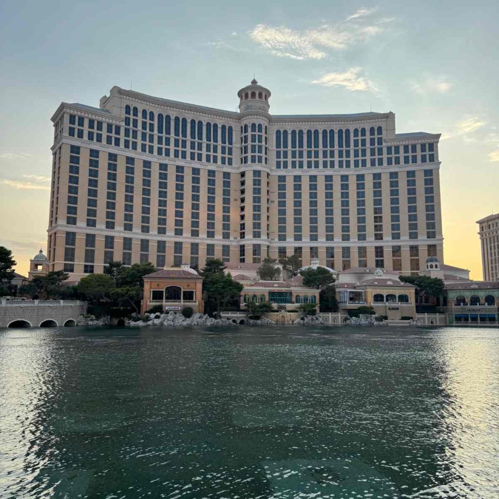 Façade du Bellagio au coucher de soleil avec reflets sur le lac