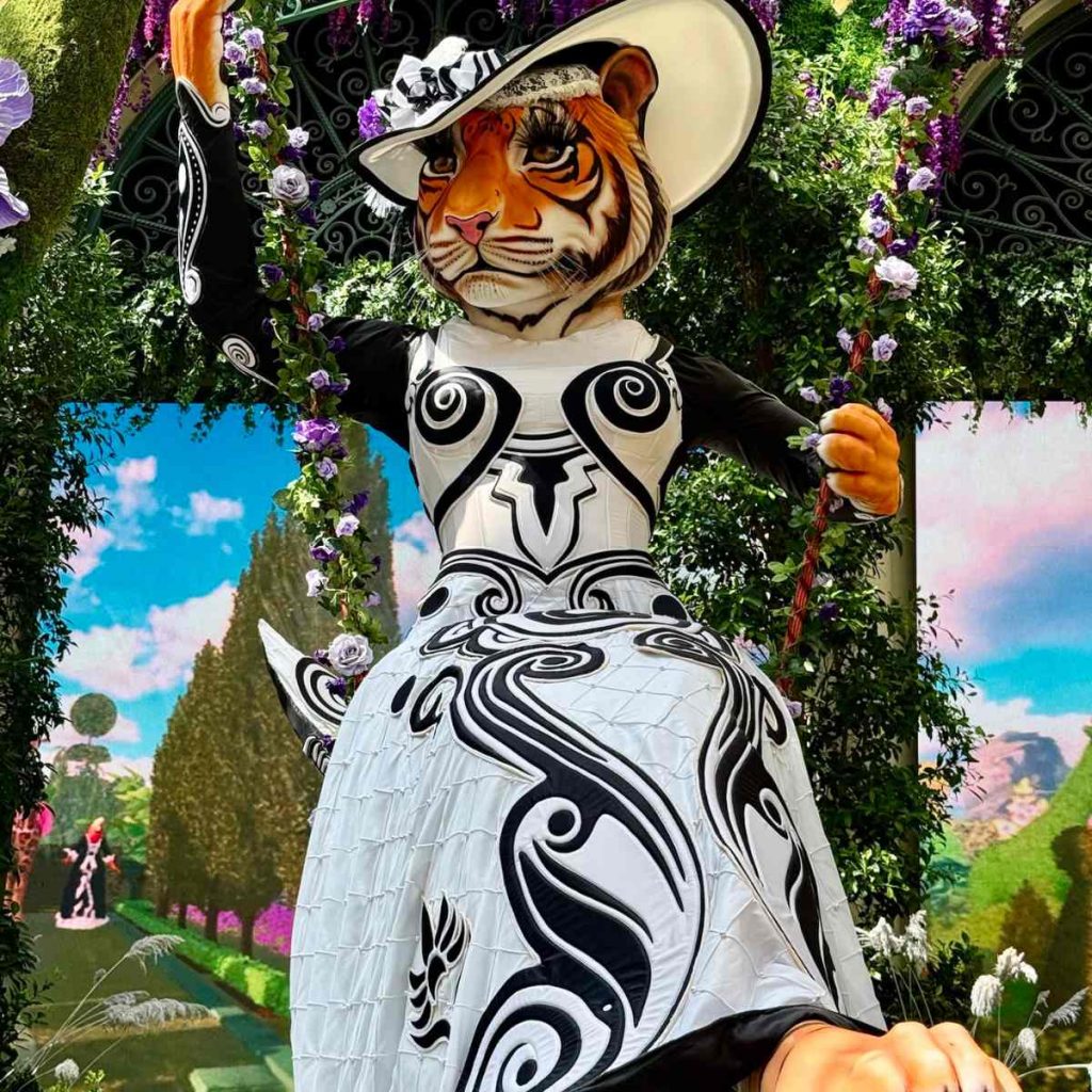 Statue artistique de tigre en robe au Conservatory du Bellagio