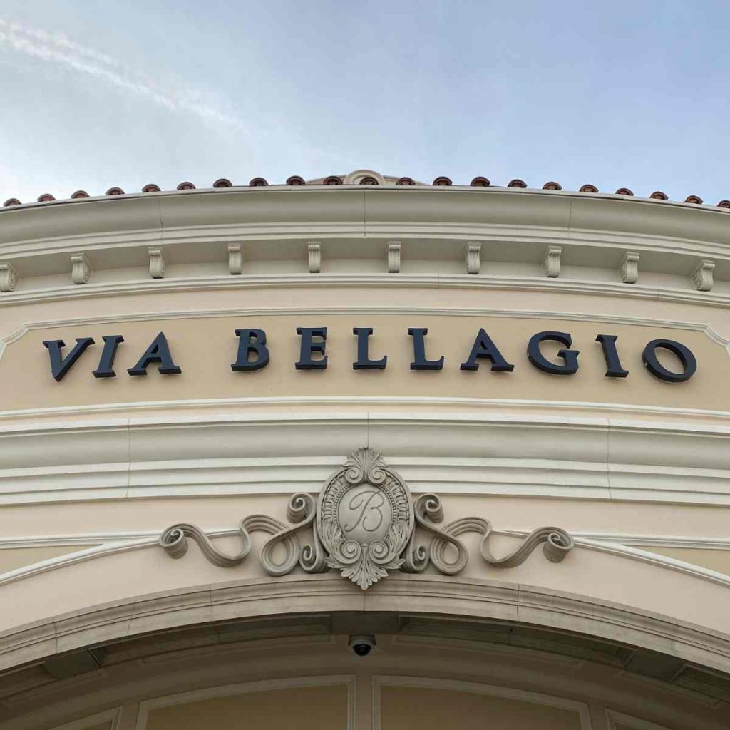 Entrée arrondie de la galerie Via Bellagio avec lettrage noir
