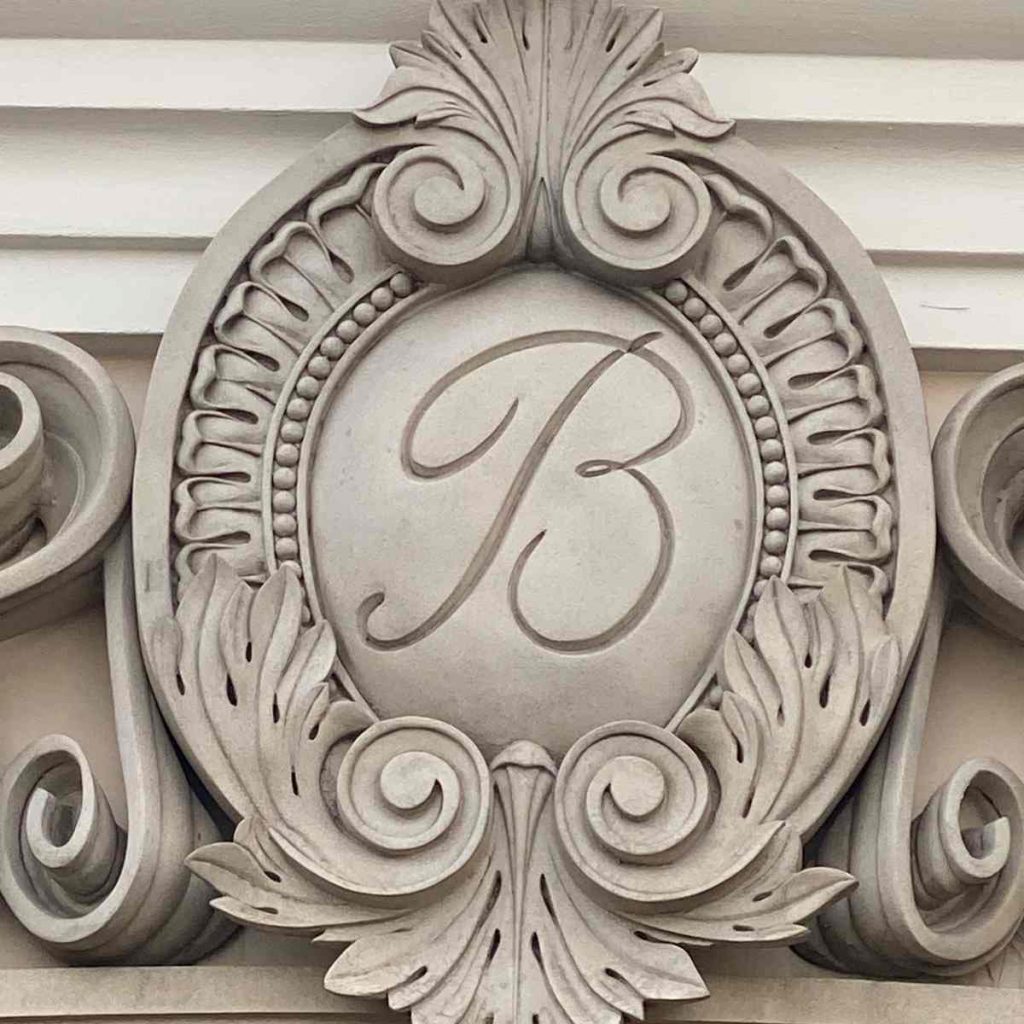 Médaillon en pierre avec la lettre B, ornement du Bellagio