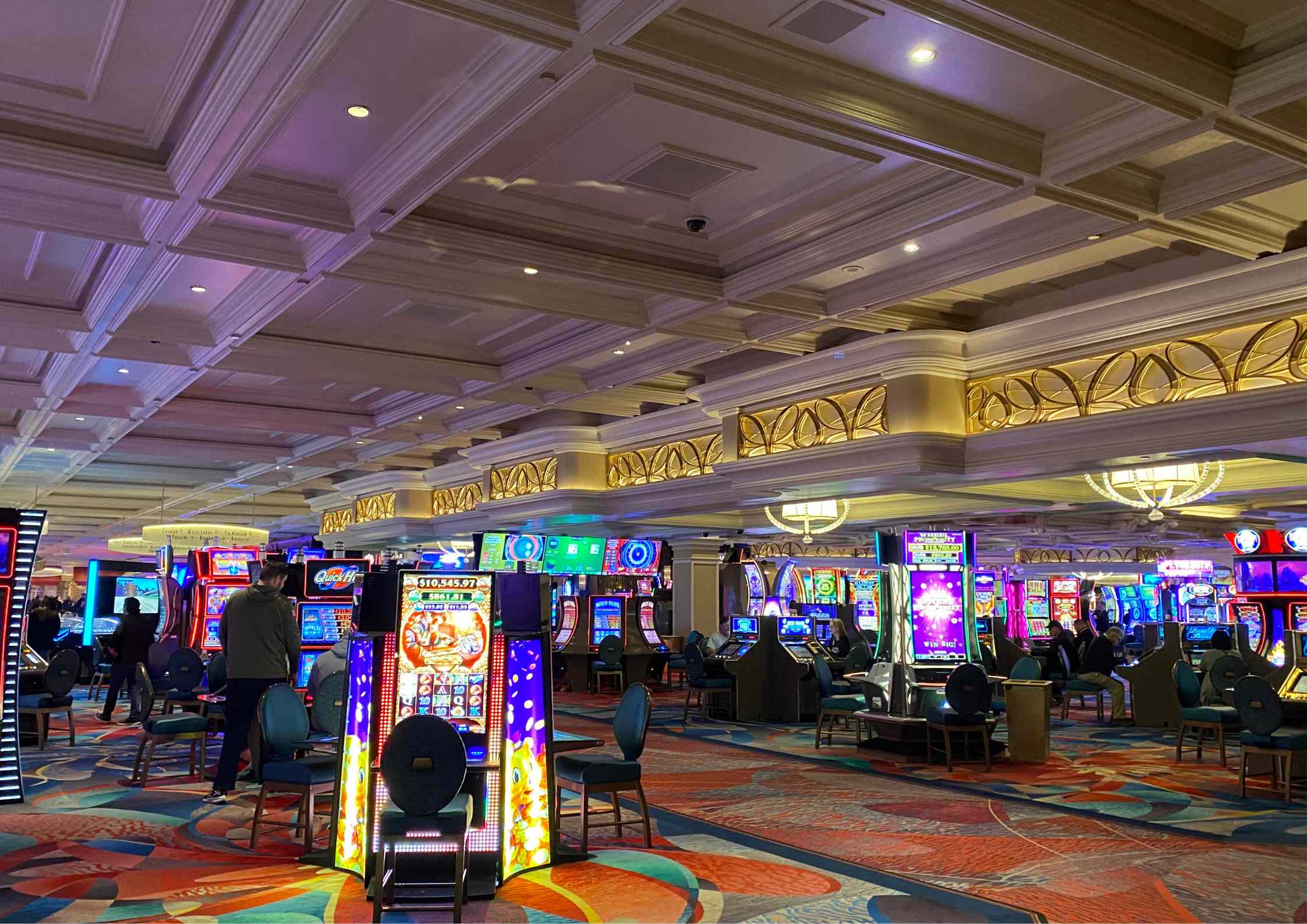 Machines à sous et décor luxueux à l’intérieur du casino du Bellagio Las Vegas