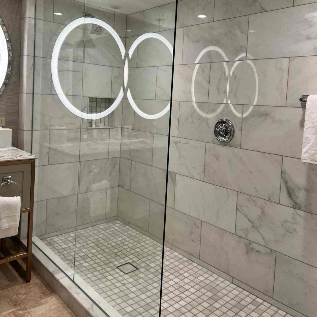 Salle de bain du Bellagio – Douche en marbre et miroirs lumineux