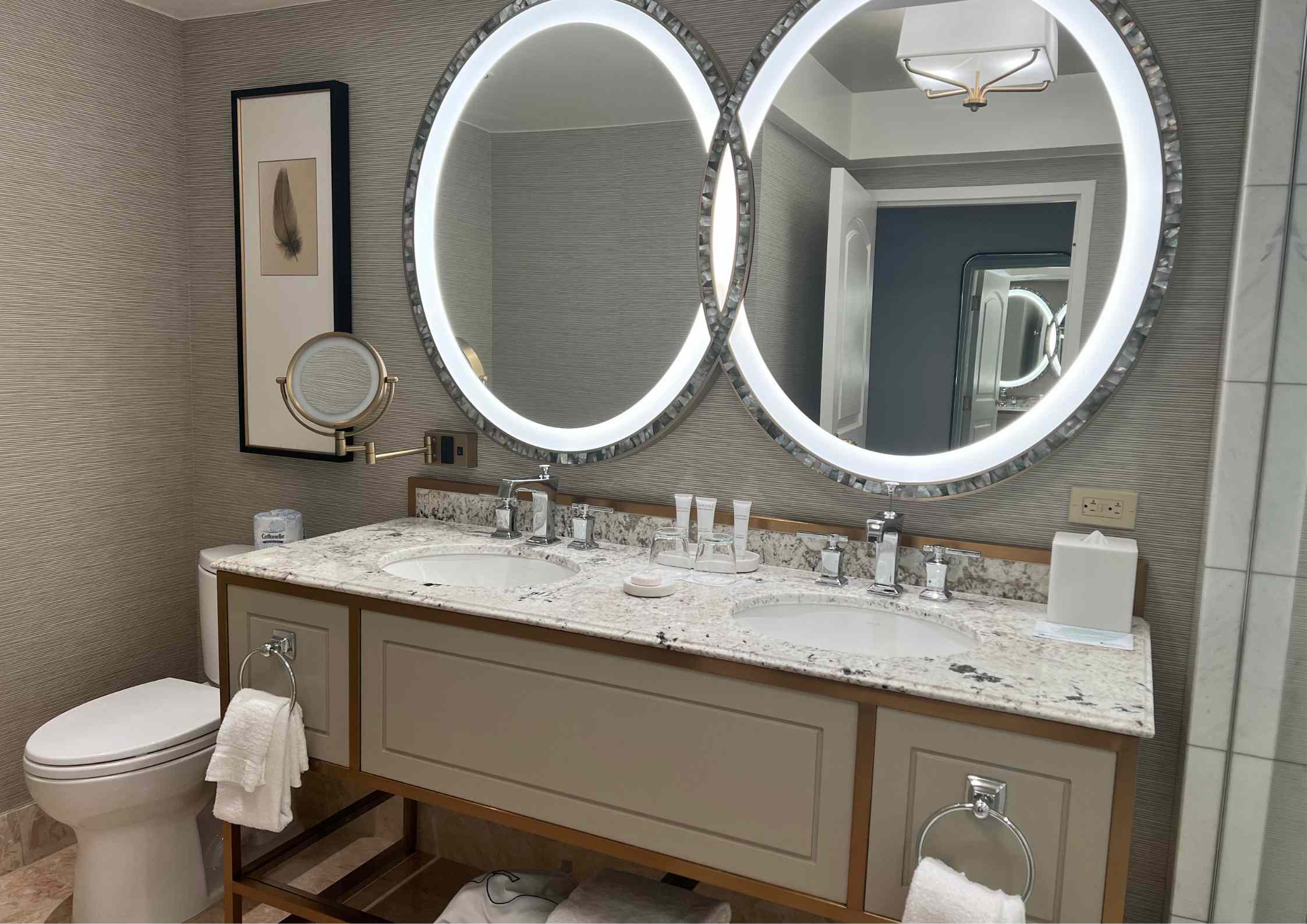 Salle de bain luxueuse d'une chambre du Bellagio à Las Vegas avec double vasque et miroirs lumineux