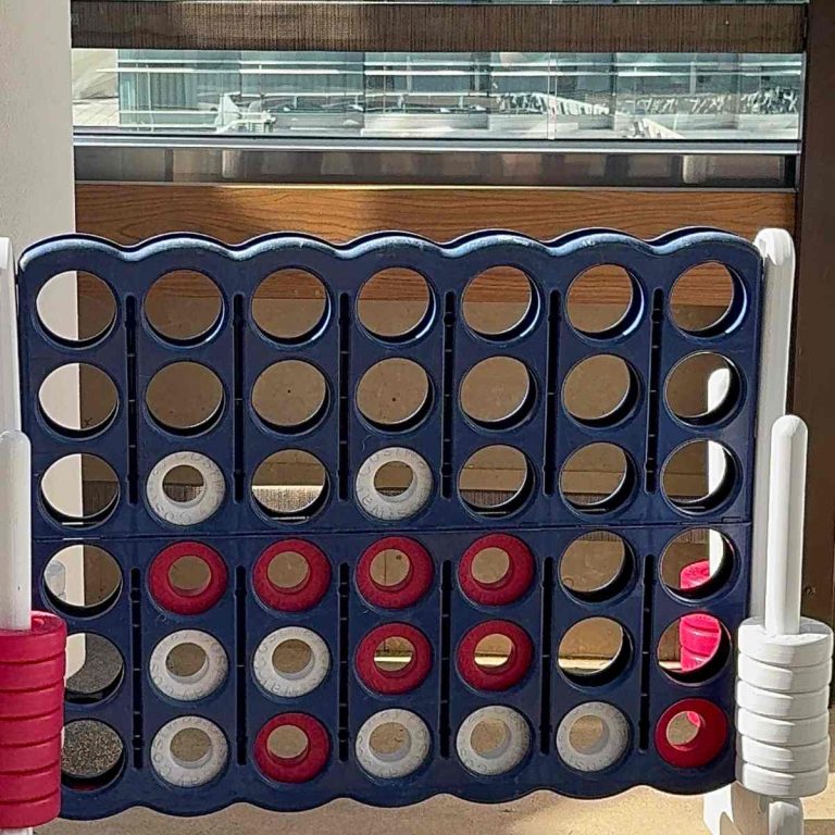 Jeu géant Puissance 4 installé près de la piscine du Cosmopolitan.