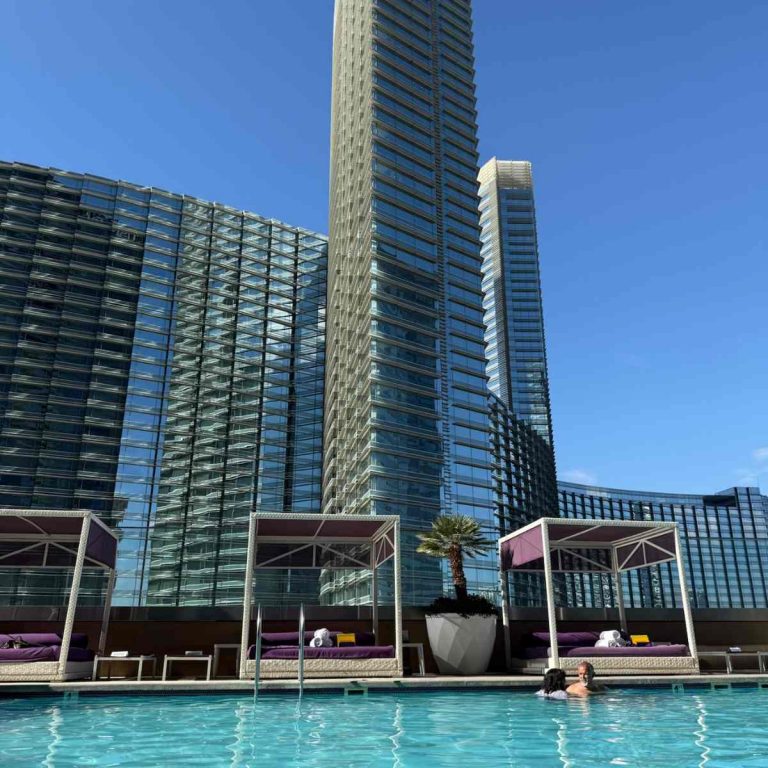 Piscine du Cosmopolitan avec cabanas et tours environnantes