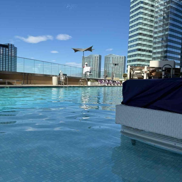 Piscine extérieure du Cosmopolitan avec vue sur les tours du Strip