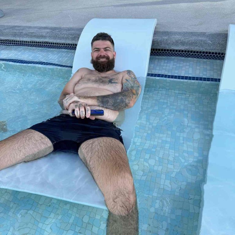 Yo sur un transat immergé dans la piscine du Cosmopolitan Las Vegas.