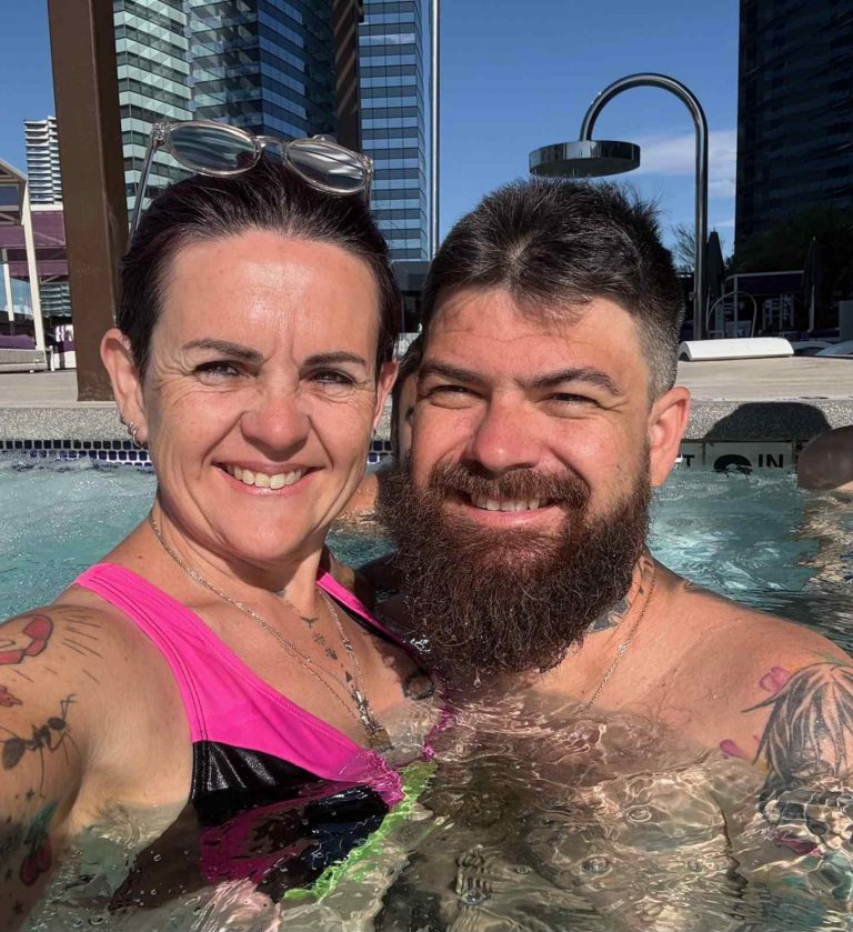 Cide et yo avec wyatt en arriere plan profitant de la piscine du Cosmopolitan Las Vegas