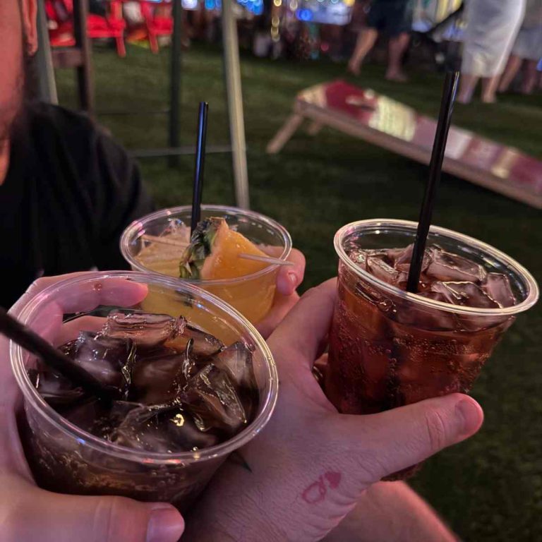 Cocktails servis au bord de la piscine du Cosmopolitan.