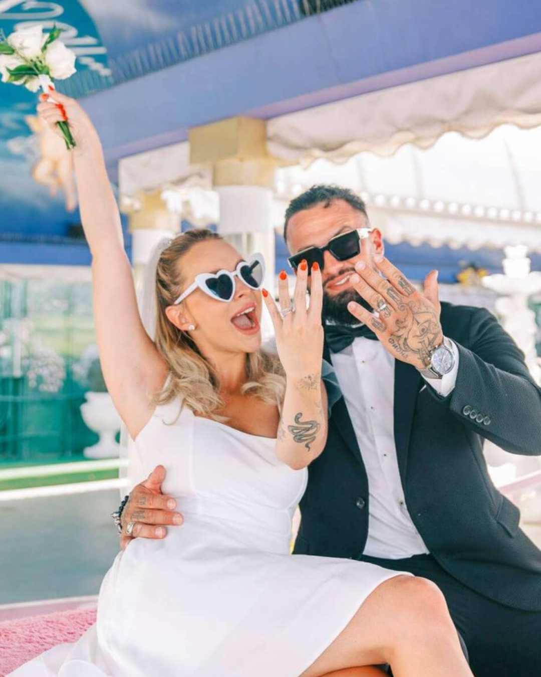 Couple de jeunes mariés célébrant avec des lunettes de soleil