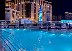 Boulevard Pool Cosmopolitan Las Vegas avec vue nocturne sur le Strip