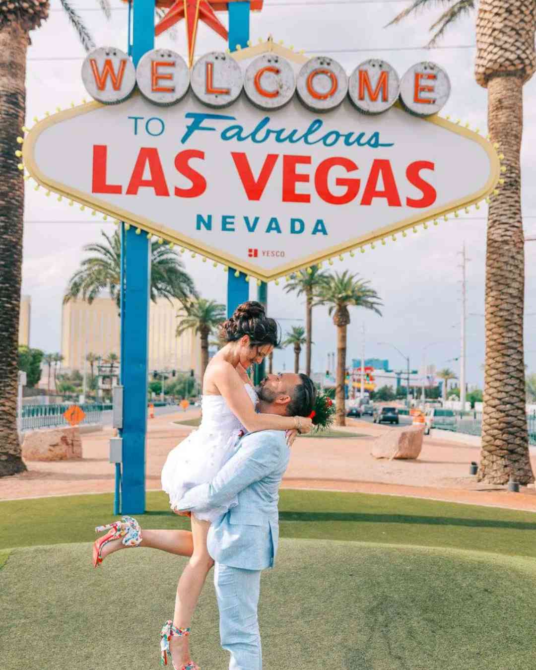 Couple de mariés posant devant le panneau Welcome to Fabulous Las Vegas