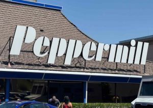 Peppermill Las Vegas – façade et grande enseigne rétro sur le Strip