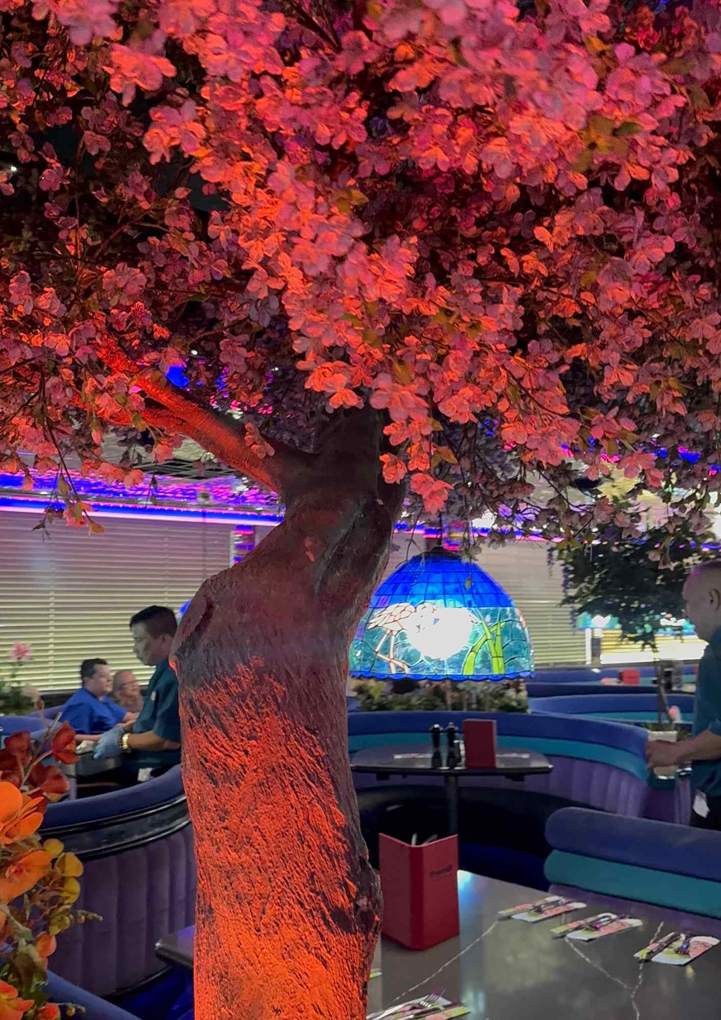 Peppermill Las Vegas – arbre décoratif et lampe Tiffany en salle