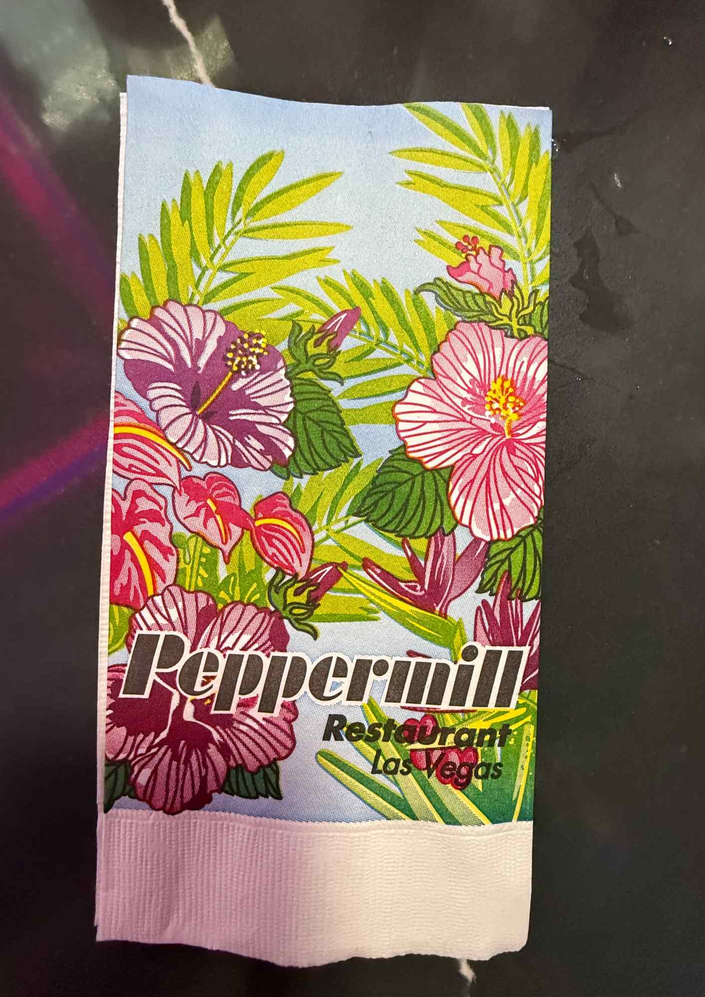 Peppermill Las Vegas – serviette à motifs tropicaux siglée