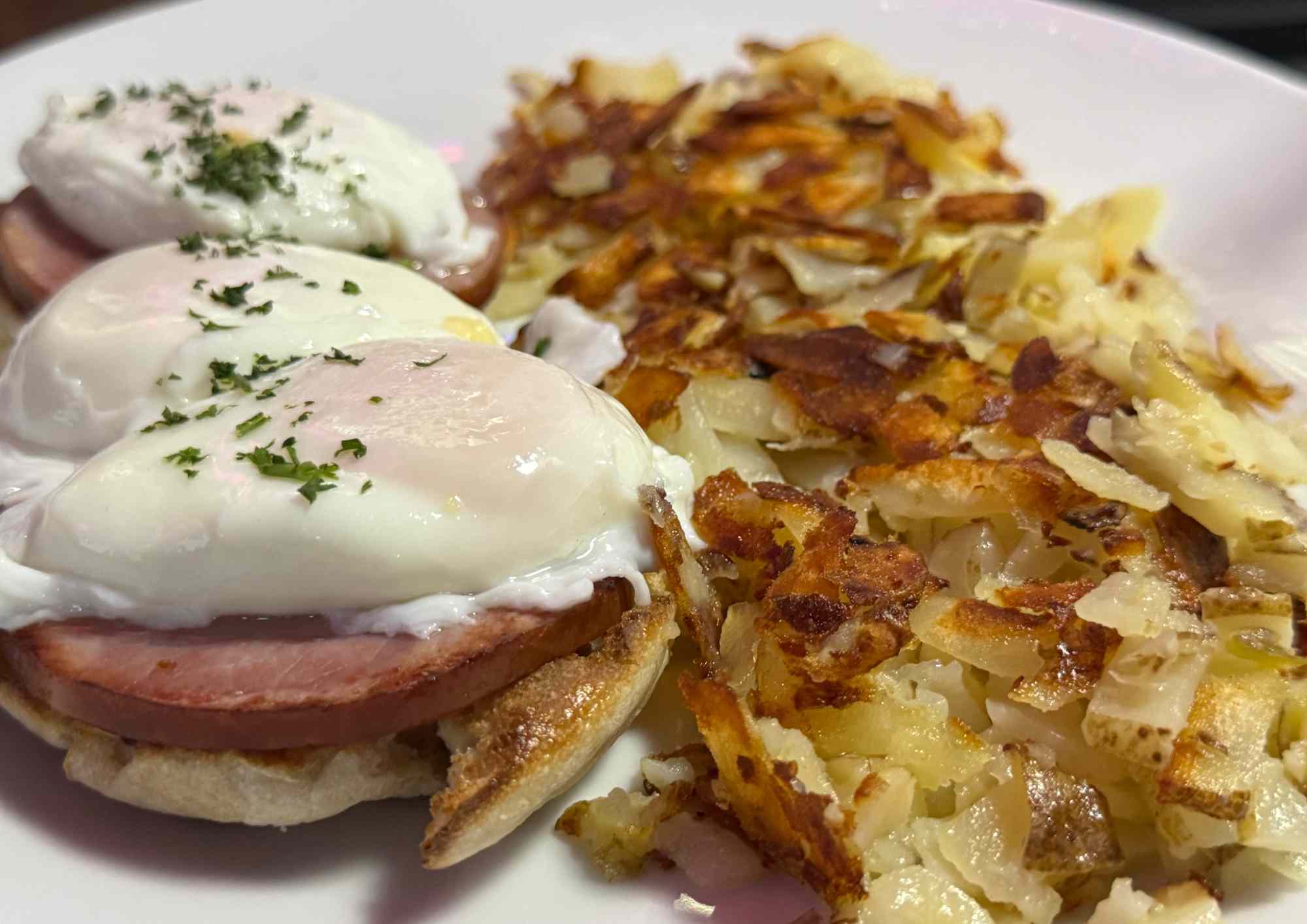 Peppermill Las Vegas menu – œufs pochés sur muffin avec jambon et hash browns