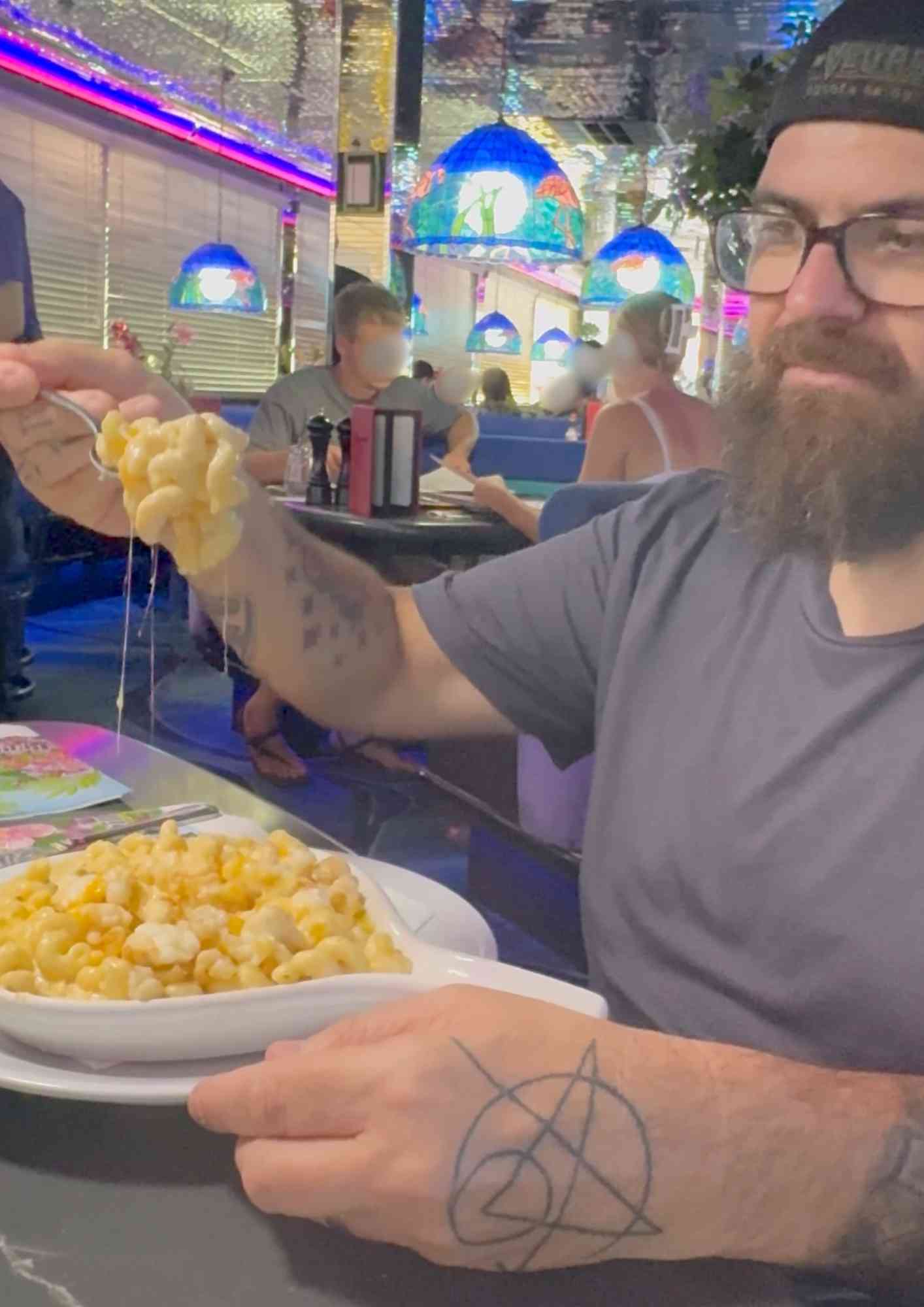 Peppermill Las Vegas menu – mac and cheese filant sous néons