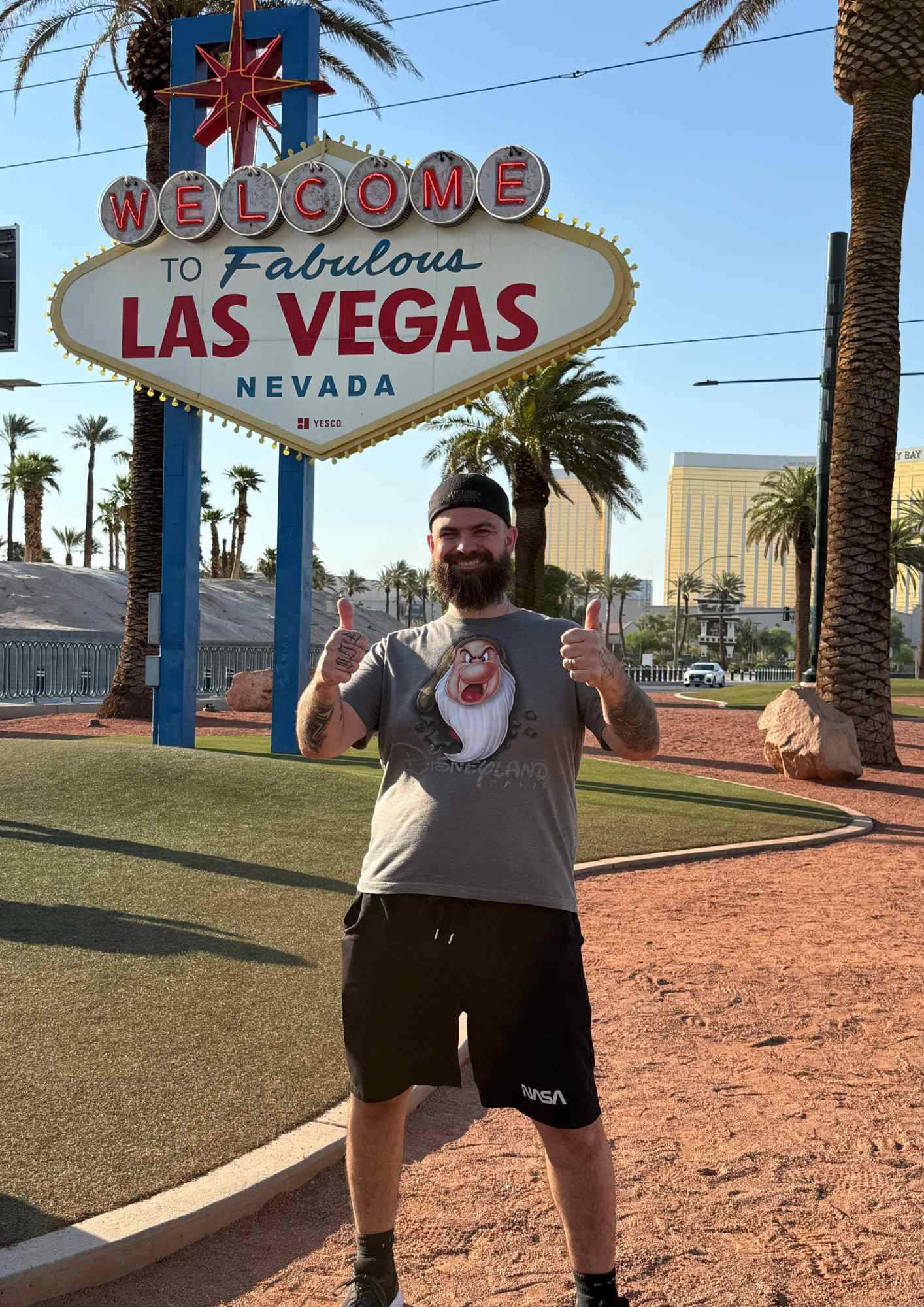 Yo pose devant le panneau Welcome to Fabulous Las Vegas