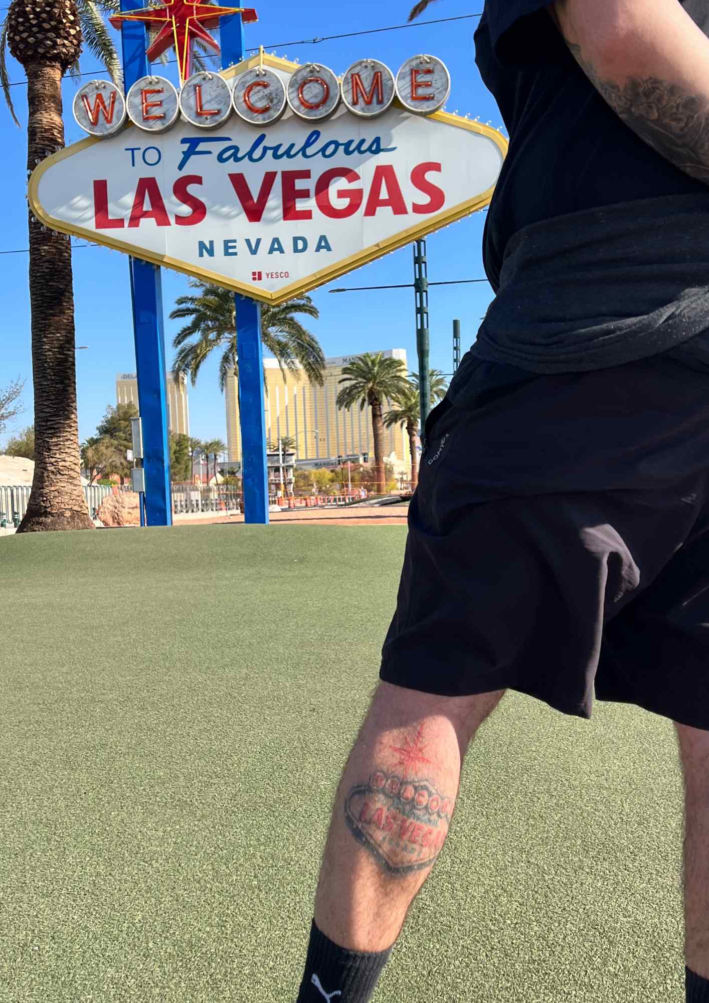 Tatouage du panneau Welcome to Fabulous Las Vegas sur la jambe