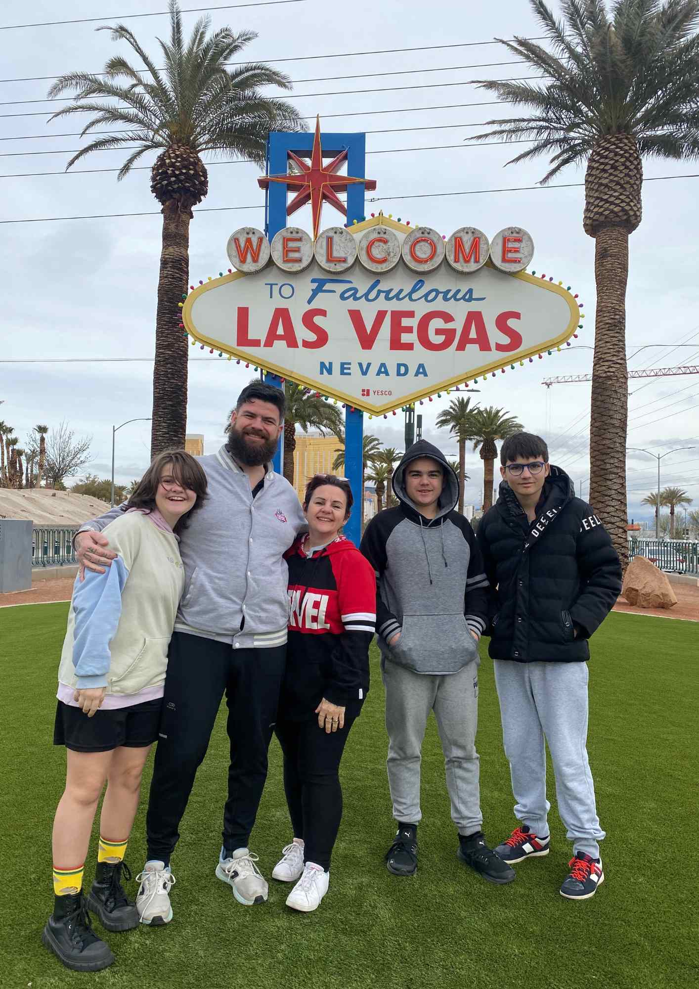 Photo de famille devant le panneau Welcome to Fabulous Las Vegas