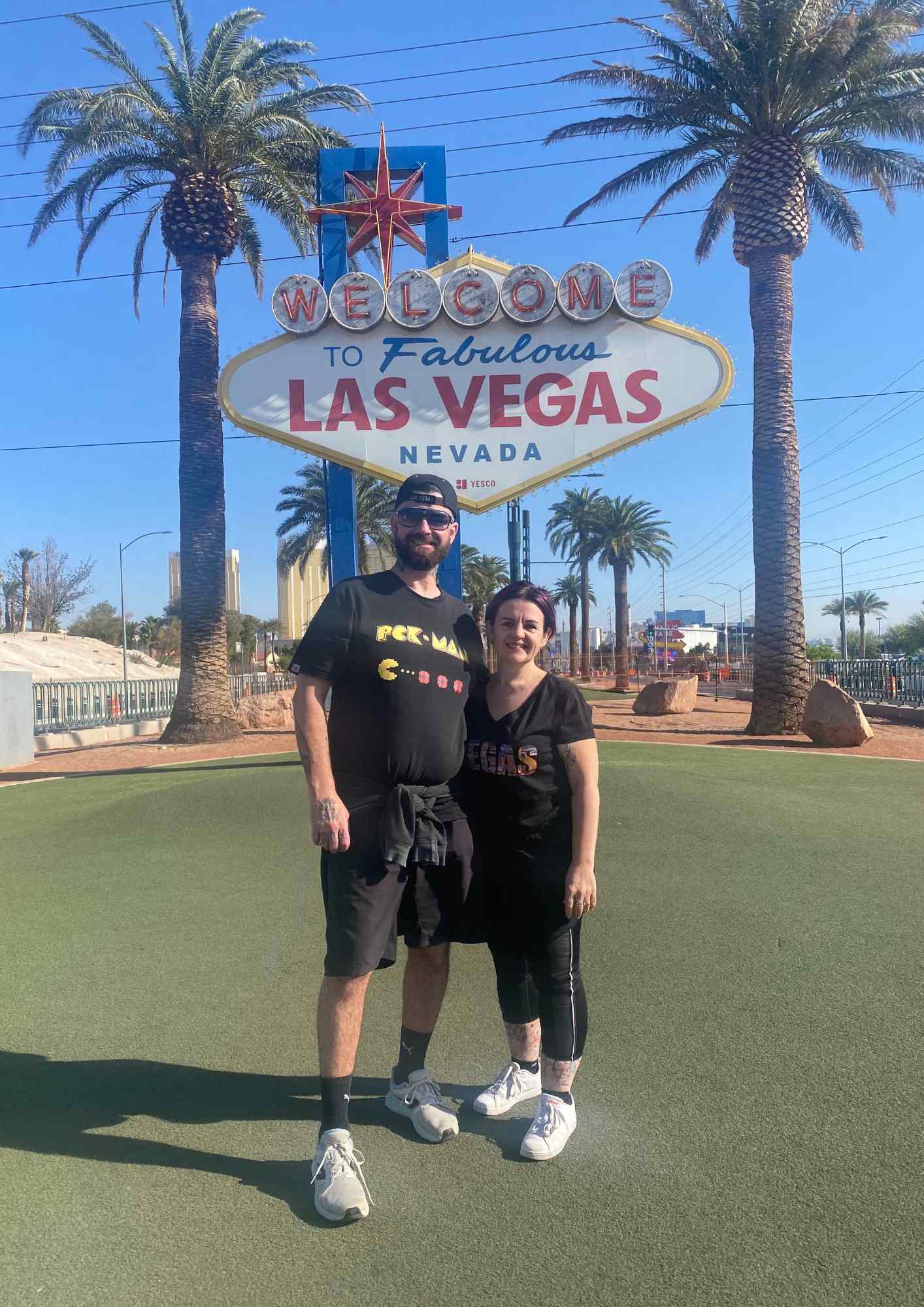Yo et Cindy devant le panneau Welcome to Fabulous Las Vegas