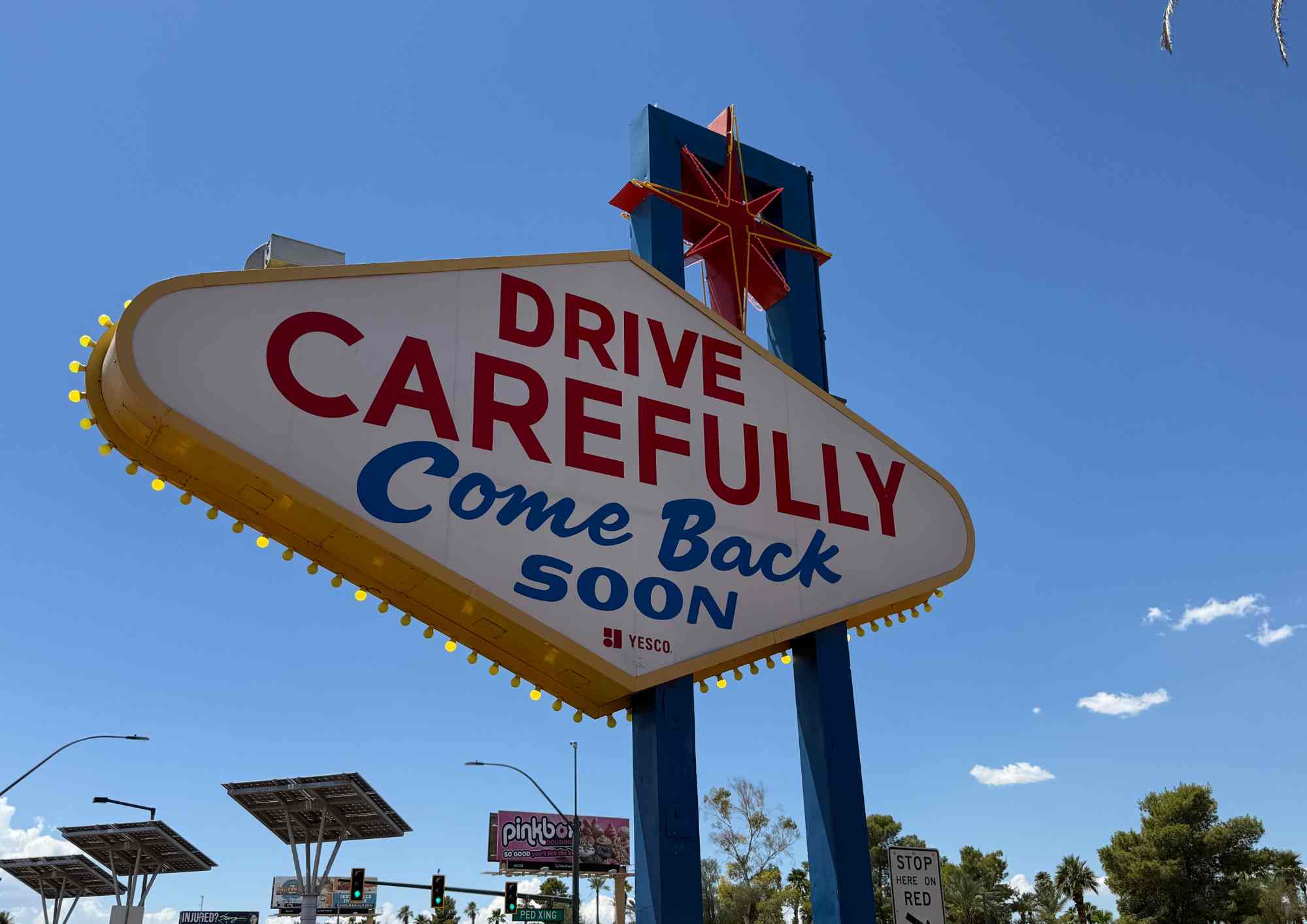 Verso du panneau de Las Vegas avec l’inscription Drive Carefully Come Back Soon