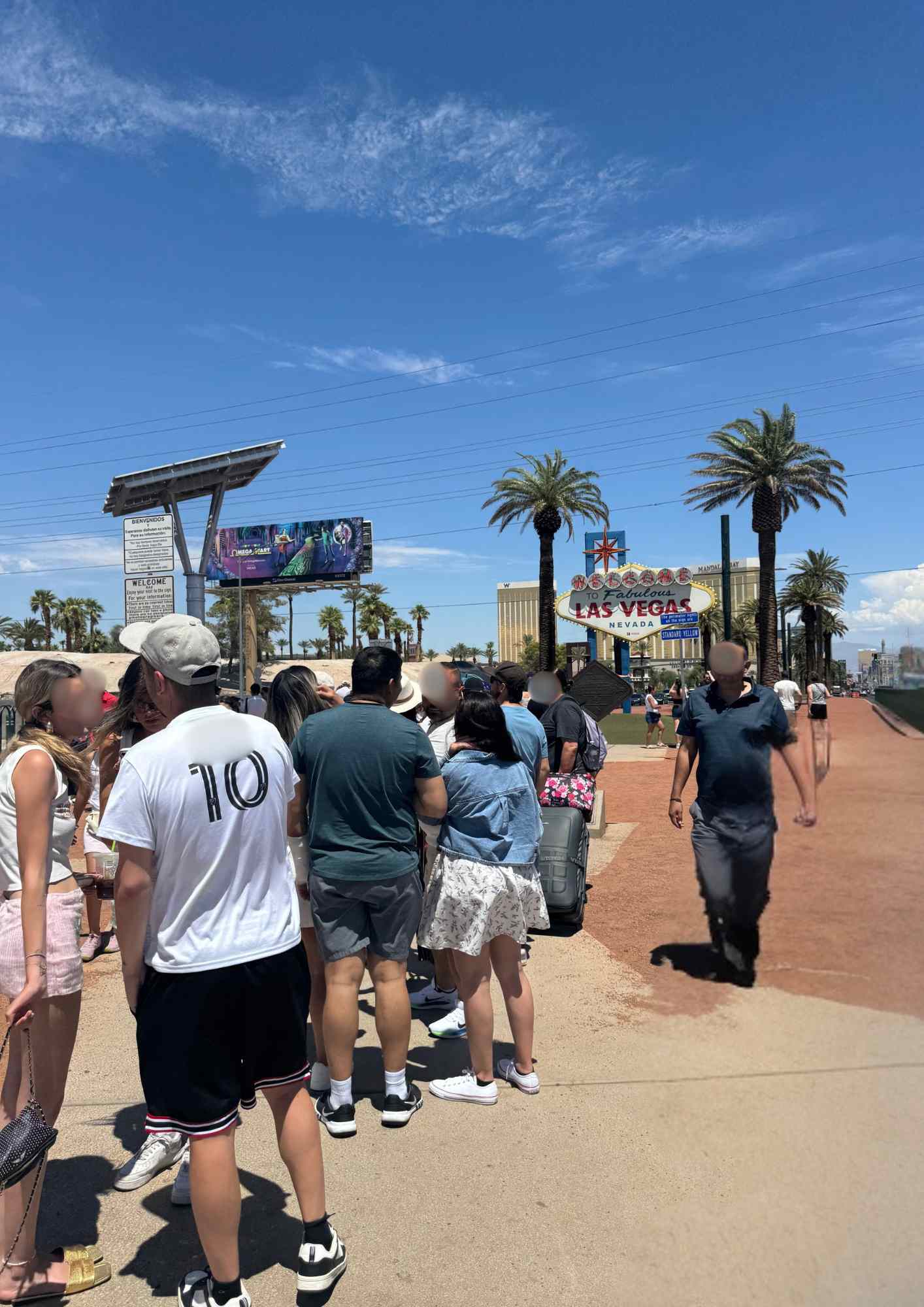 Touristes faisant la queue pour une photo au panneau Welcome to Las Vegas