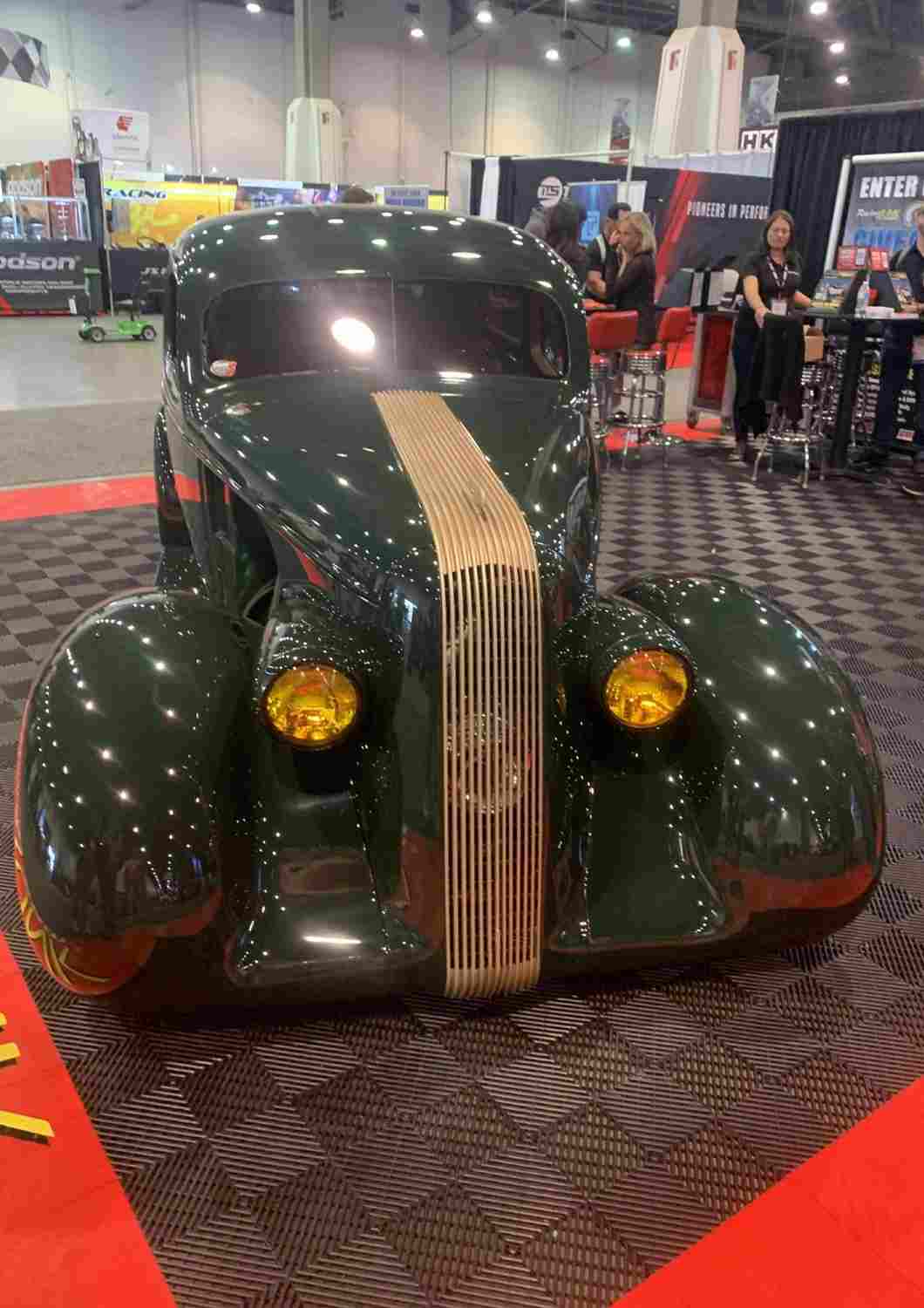 Voiture classique custom vert foncé exposée au SEMA Show Las Vegas